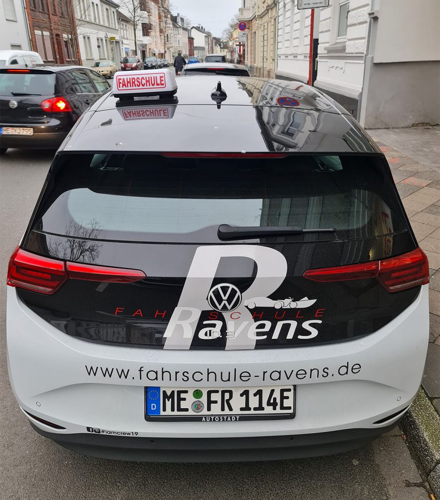 Impression - Auto vor der Fahrschule