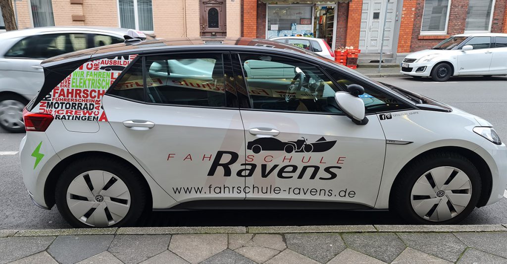 Impression - Auto vor der Fahrschule