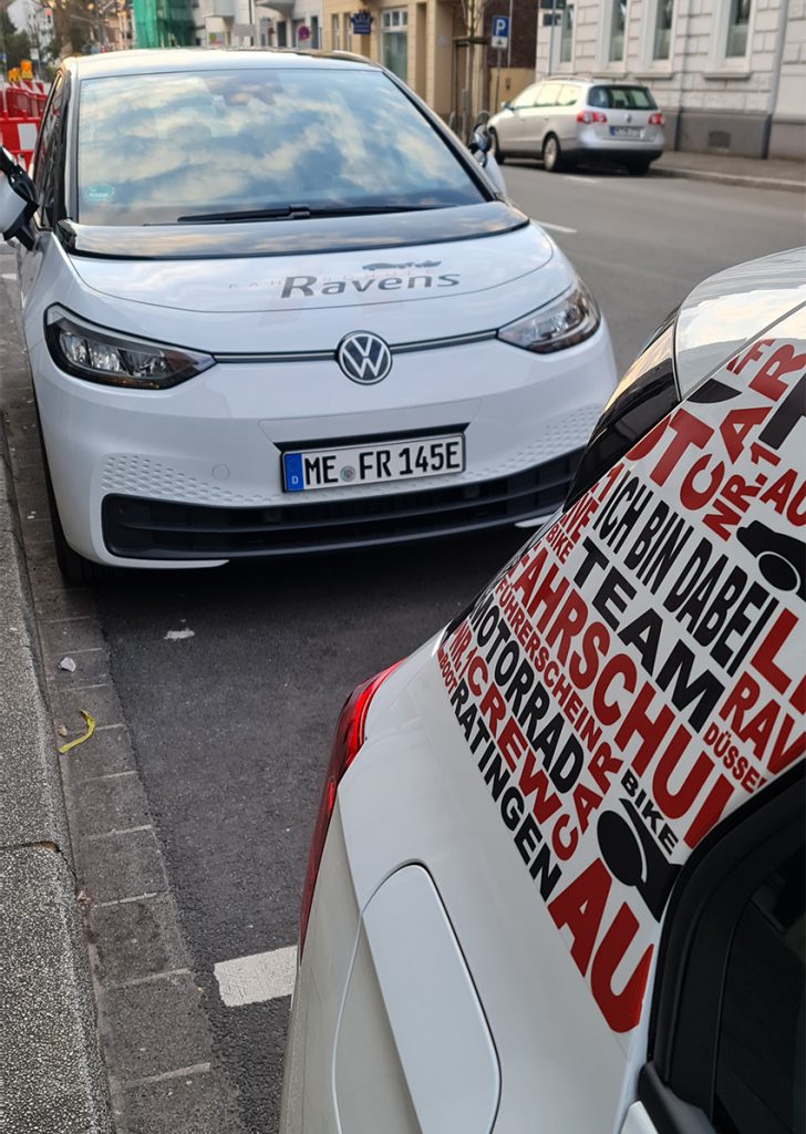 Impression - Autos vor der Fahrschule