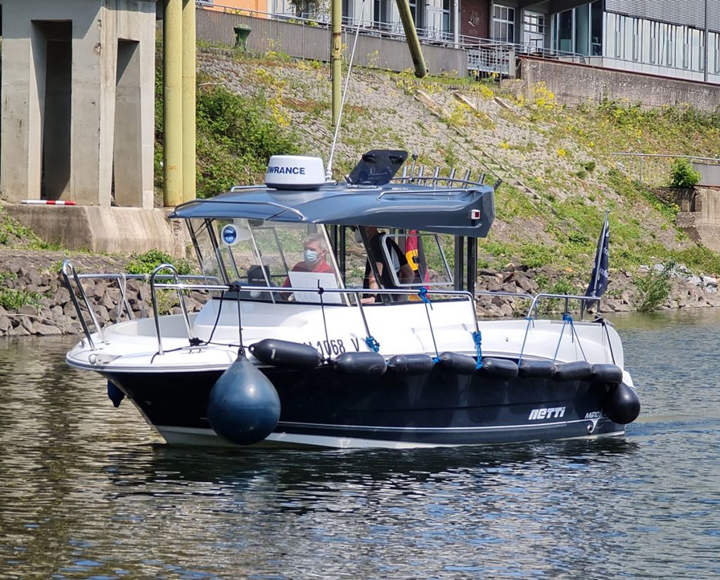 Boot im Düsseldorfer Hafen