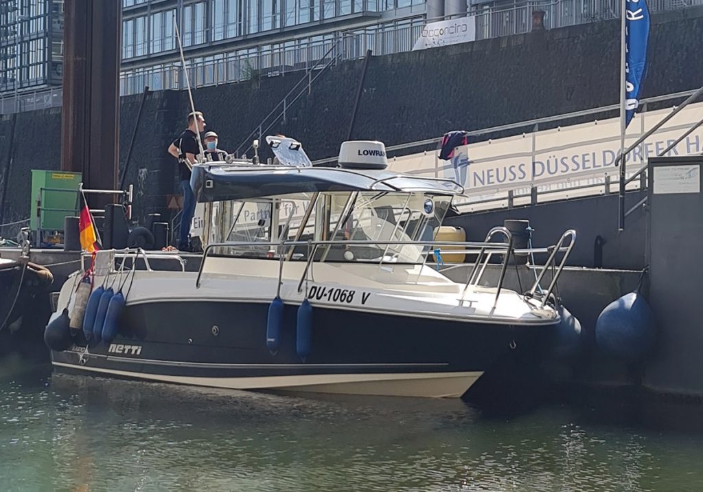 Boot im Düsseldorfer Hafen